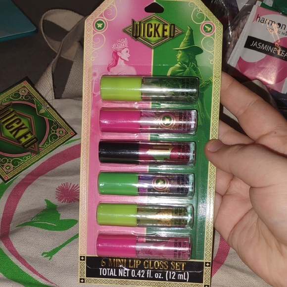 ☃️ WICKED Movie Bundle- Tote, Lip Glosses, Surprise Packs - Picture 2 of 7